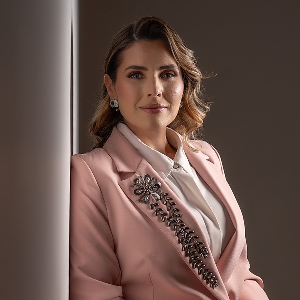 Dra. Claudia Barbosa, obstetra e ultrassonografista em Sinop-MT, CRM-MT 8129, RQE 3374